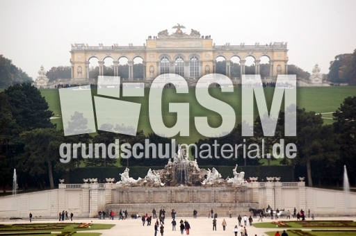 Schloss Schönbrunn_Gloriette_und_Neptunbrunnen_01b.JPG